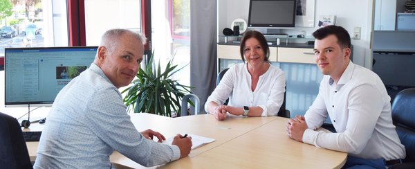 Frank Winter, Tanja Winter, Finn Winter sitzen an einem Tisch 
